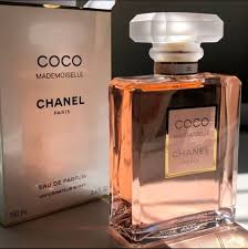 Coco Chanel – El Aroma del Lujo que Deja Huella
